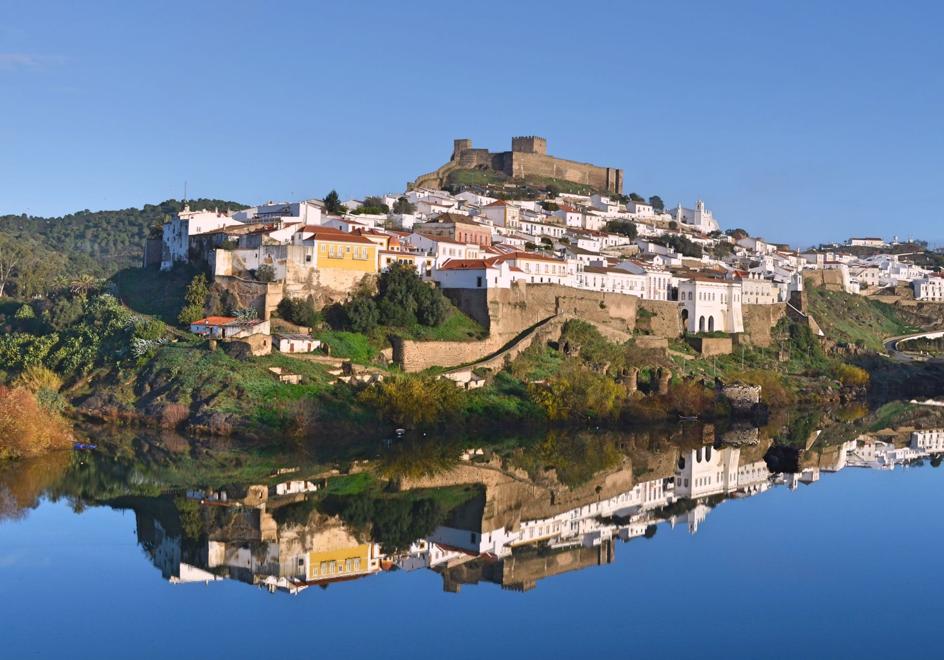Reflejada en el Guadiana. Mértola, ciudad museo y puerto fluvial.