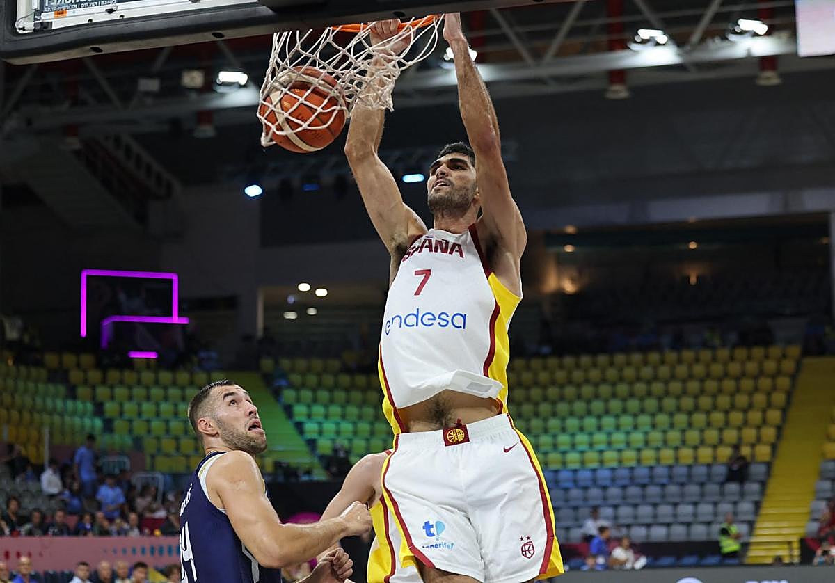 Santi Aldama machaca el aro de Bosnia.