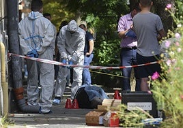 Forenses analizan el lugar del crimen, con el cadáver de Parubi aún sobre el asfalto.