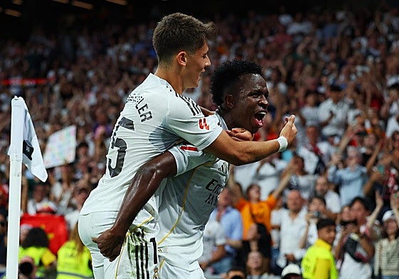 Arda Güler y Vinicius celebran el gol del brasileño.