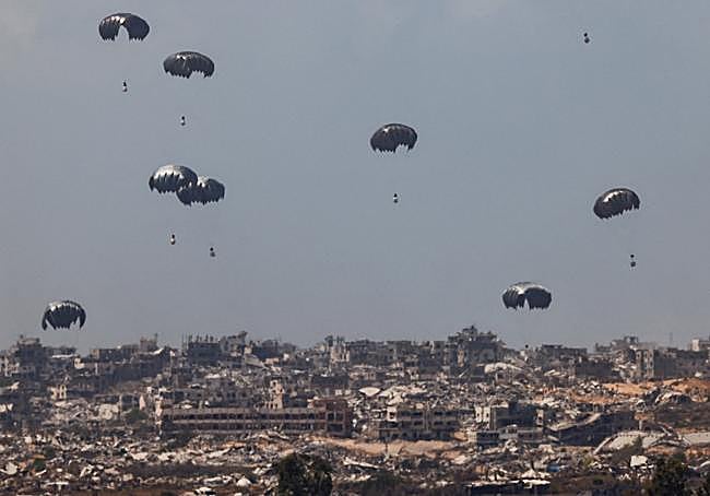 Lanzamiento de ayuda humanitaria sobre Gaza.