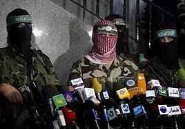 Abu Obeida, en el centro, en uno de los vídeos publicados por Hamás en el pasado.