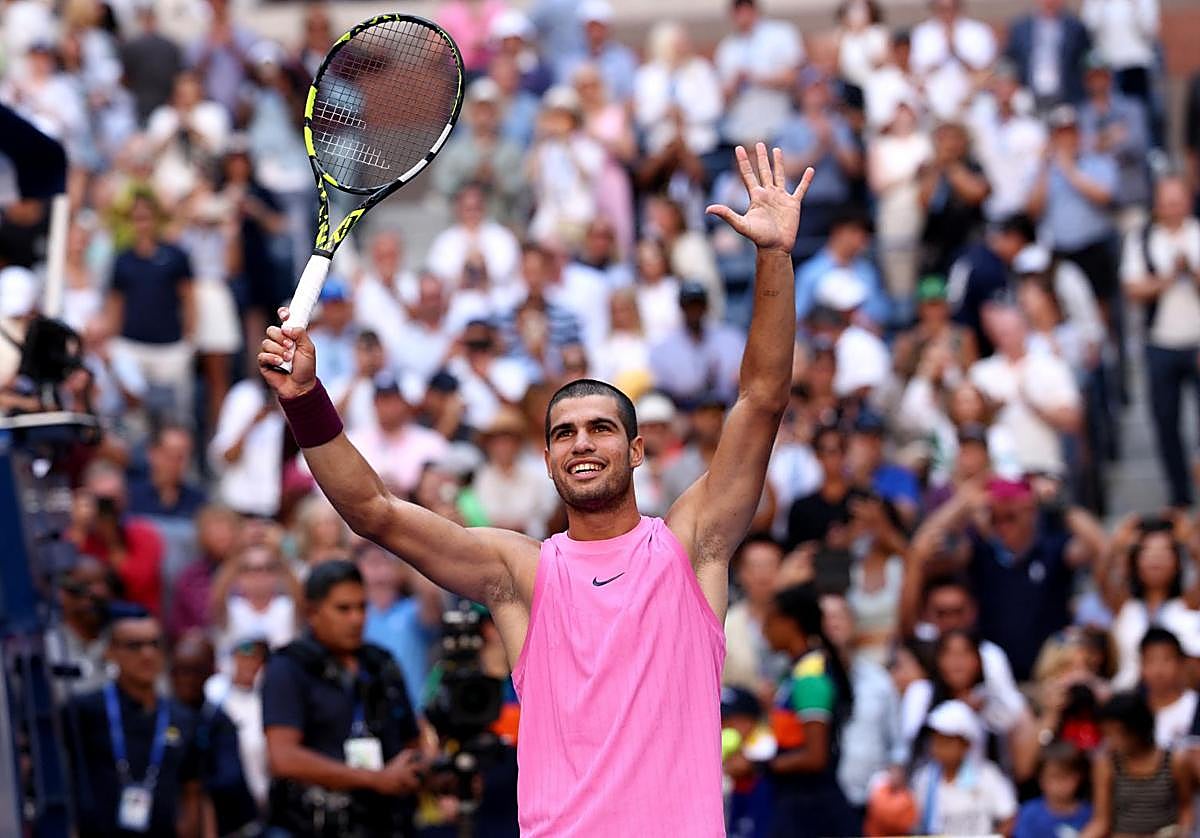Carlos Alcaraz celebra su victoria ante Rinderknech.