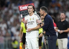 Álvaro Carreras escucha las indicaciones de Xabi Alonso durante el Real Madrid-Mallorca.