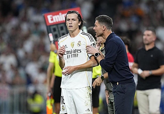 Álvaro Carreras escucha las indicaciones de Xabi Alonso durante el Real Madrid-Mallorca.