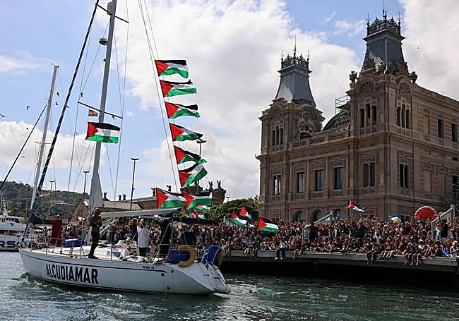 Uno de los barcos con numerosas banderas palestinas.