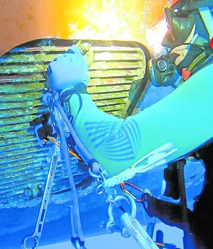 Imagem secundária 2 - Isso recupera um estoque de drogas anexado ao casco de um cargueiro