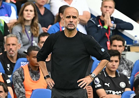 Pep Guardiola, con cara de circunstancias durante el Brighton-Manchester City.