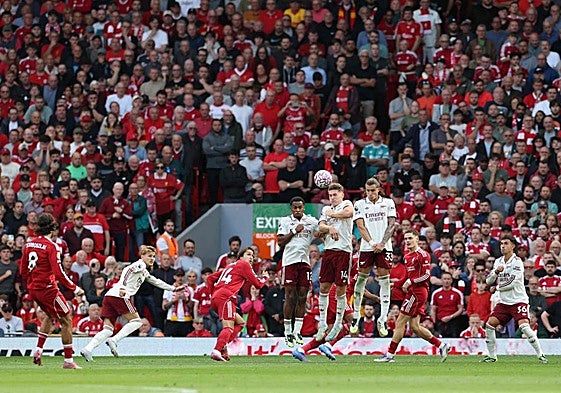 Dominik Szoboszlai abatió al Arsenal a balón parado.