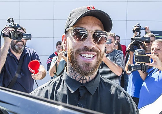 Sergio Ramos a su llegada al Aeropuerto de San Pablo de Sevilla.