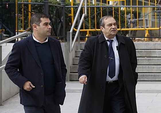 Los directivos del Villa de Pitanxo José Antonio Nores Ortega y José Antonio Nores Rodríguez salen de la Audiencia Nacional tras declarar como investigados.