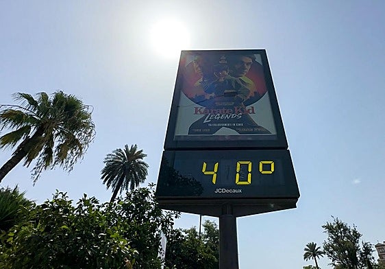 Un termómetro marca 40 grados en una calle en Sevilla.