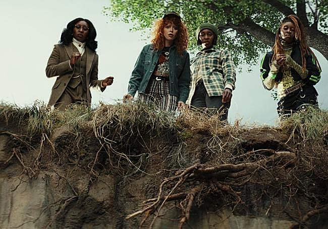 Cynthia Erivo, multiplicada por tres, junto a Natasha Lyonne, en el primer capítulo de esta temporada.