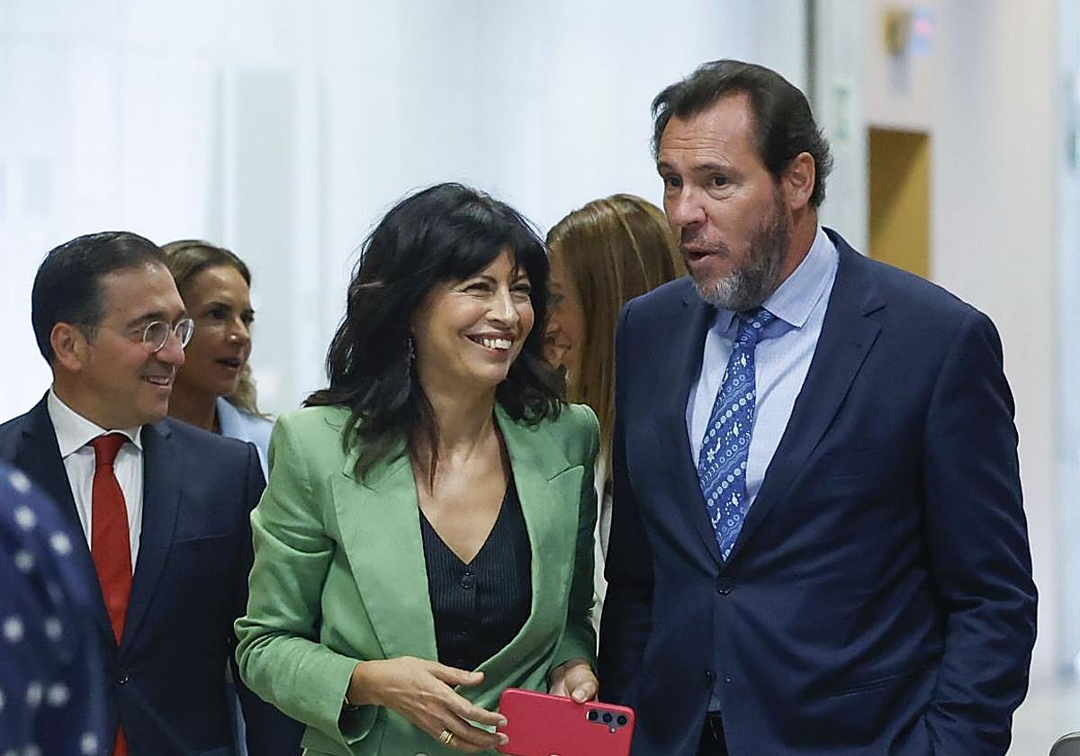 El ministro de Transportes y Movilidad Sostenible, Óscar Puente junto a la ministra de Igualdad, Ana Redondo, a su llegada a la clausura del acto 'Por un pacto de Estado frente a la emergencia climática', este lunes en Madrid