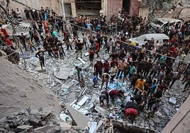 Destrozos en el barrio de Al-Rimal en Ciudad de Gaza tras un ataque israelí.