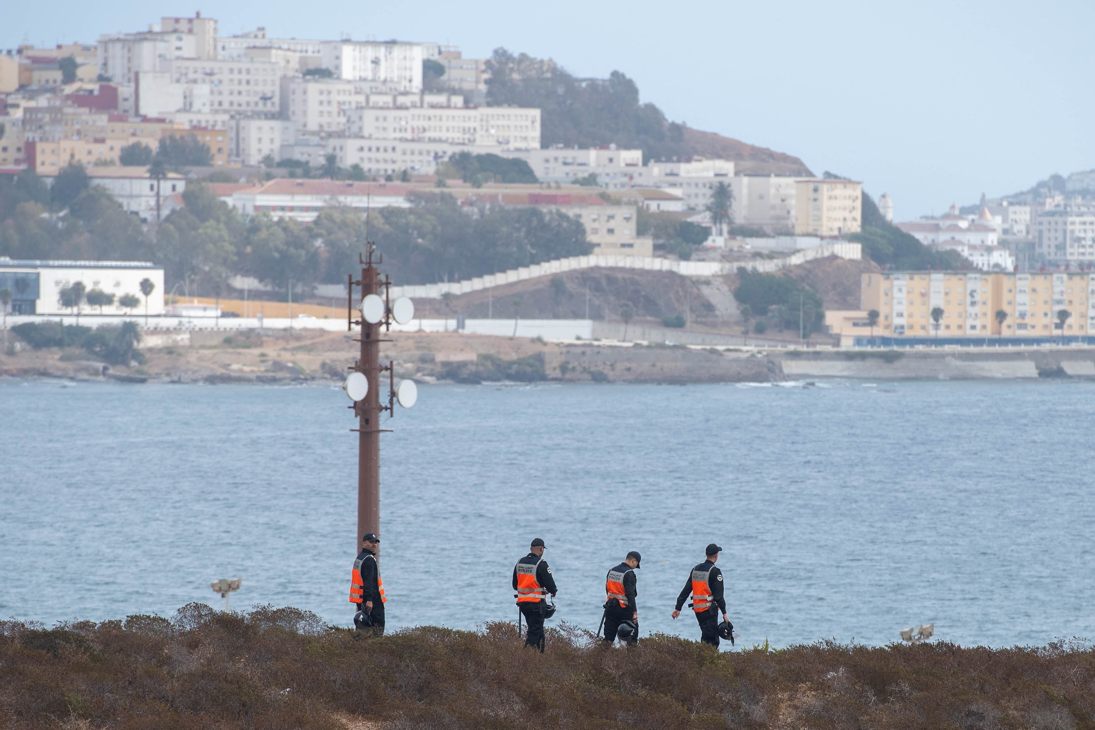 Miembros de la policía nacional de Marruecos patrullan en la frontera con España.