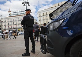 Imagen de archivo. Agente de la Policía Municipal de Madrid patrulla en Sol.
