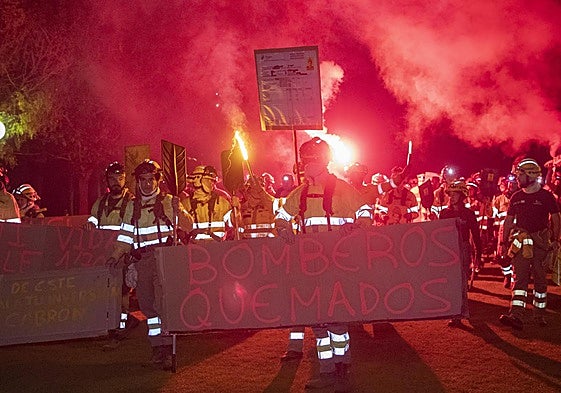 Bomberos forestales encienden las calles de Soria en homenaje al compañero fallecido.