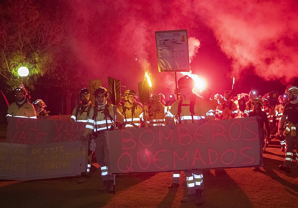 Bomberos forestales encienden las calles de Soria en homenaje al compañero fallecido.
