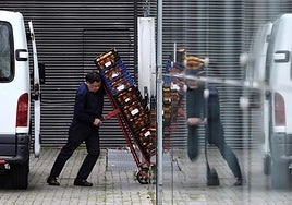 Un trabajador acarrea naranjas