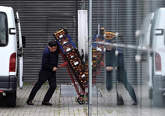 Un trabajador acarrea naranjas