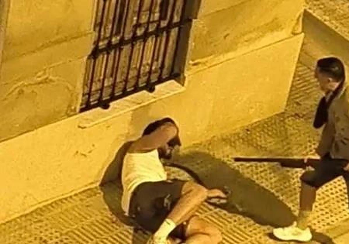 El presunto autor de los disparos con la escopeta todavía en las manos y su víctima en el suelo