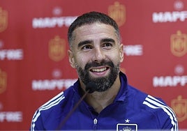 Daniel Carvajal, durante la rueda de prensa con la selección.