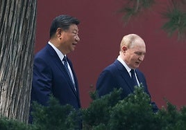 Xi y Putin caminan por los jardines de la residencia del líder chino en Pekín.