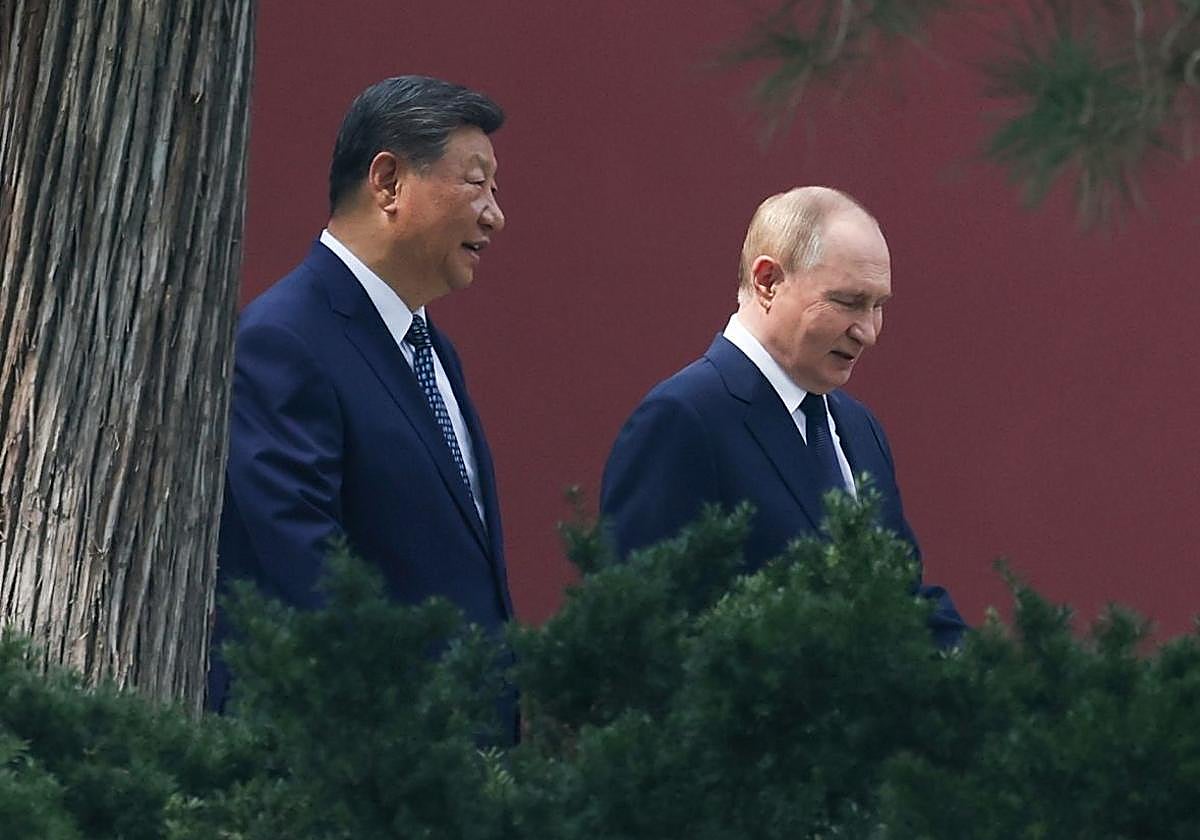 Xi y Putin caminan por los jardines de la residencia del líder chino en Pekín.