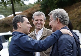 Juanma Moreno, Alfonso Rueda y Alberto Núñez Feijóo, el domingo, en Pontevedra.