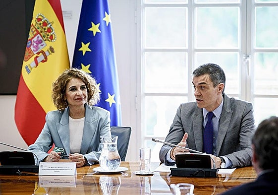 María Jesús Montero, vicepresidenta del Gobierno, junto a Pedro Sánchez, presidente