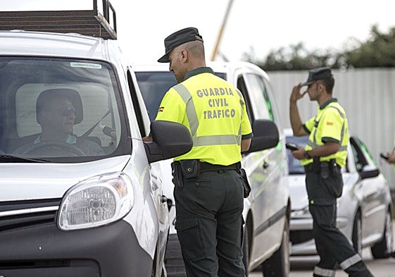 Agentes de la Guardia Civil realizan un control de alcoholemia.