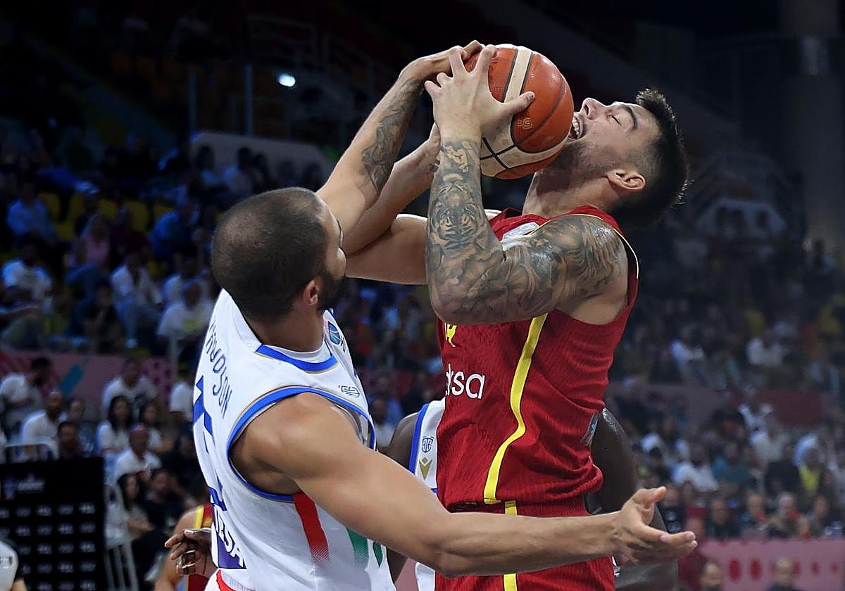 Willy Hernangómez no puede superar a Darius Thompson.