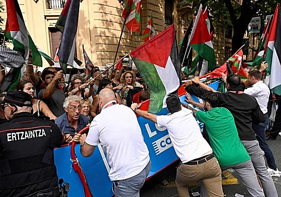 Un grupo de personas protestan a favor de palestina en La Vuelta.