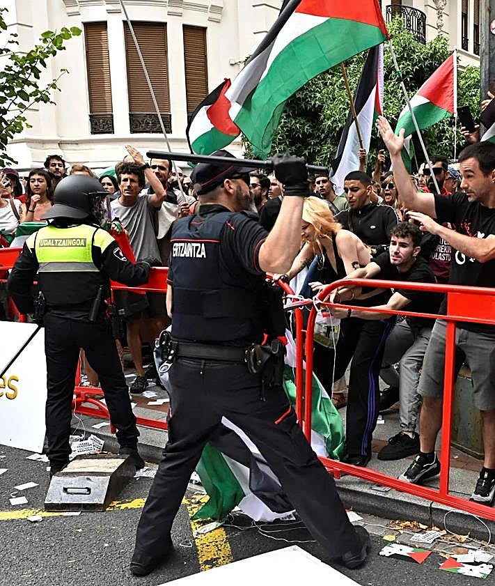 Imagen secundaria 2 - Momentos de los atercados en Bilbao.