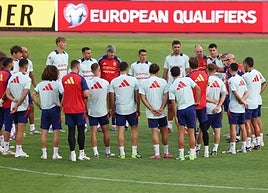 Los jugadores y el cuerpo técnico de la selección española, preparando el duelo con Bulgaria en el Estadio Nacional Vasil Levski.