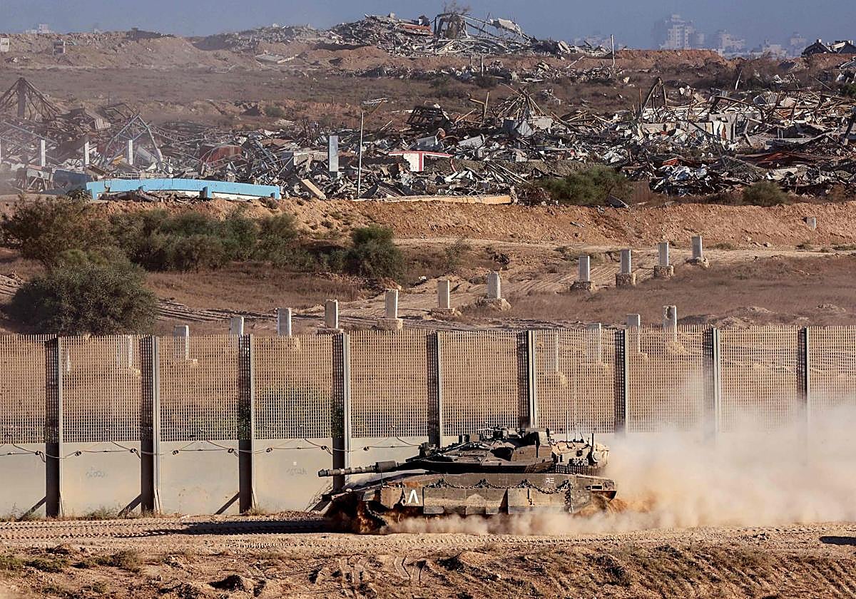 Un tanque del ejército israelí avanza a lo largo de la valla de separación en la frontera con la Franja.