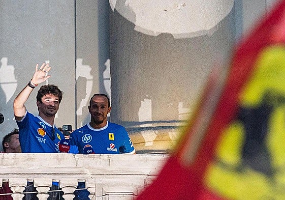 Los pilotos de Ferrari, Charles Leclerc y Lewis Hamilton, saludan a aficionados un evento.