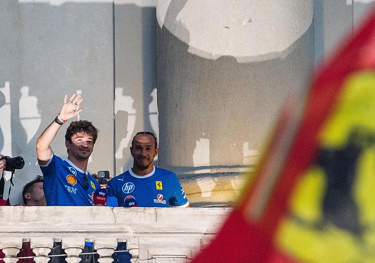 Los pilotos de Ferrari, Charles Leclerc y Lewis Hamilton, saludan a aficionados un evento.