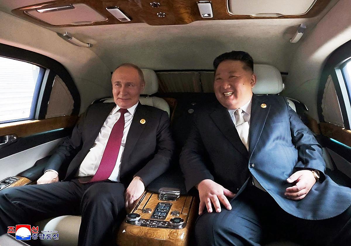 Vladímir Putin y Kim Jong-un, juntos en una automóvil durante la cumbre de Shanghái.