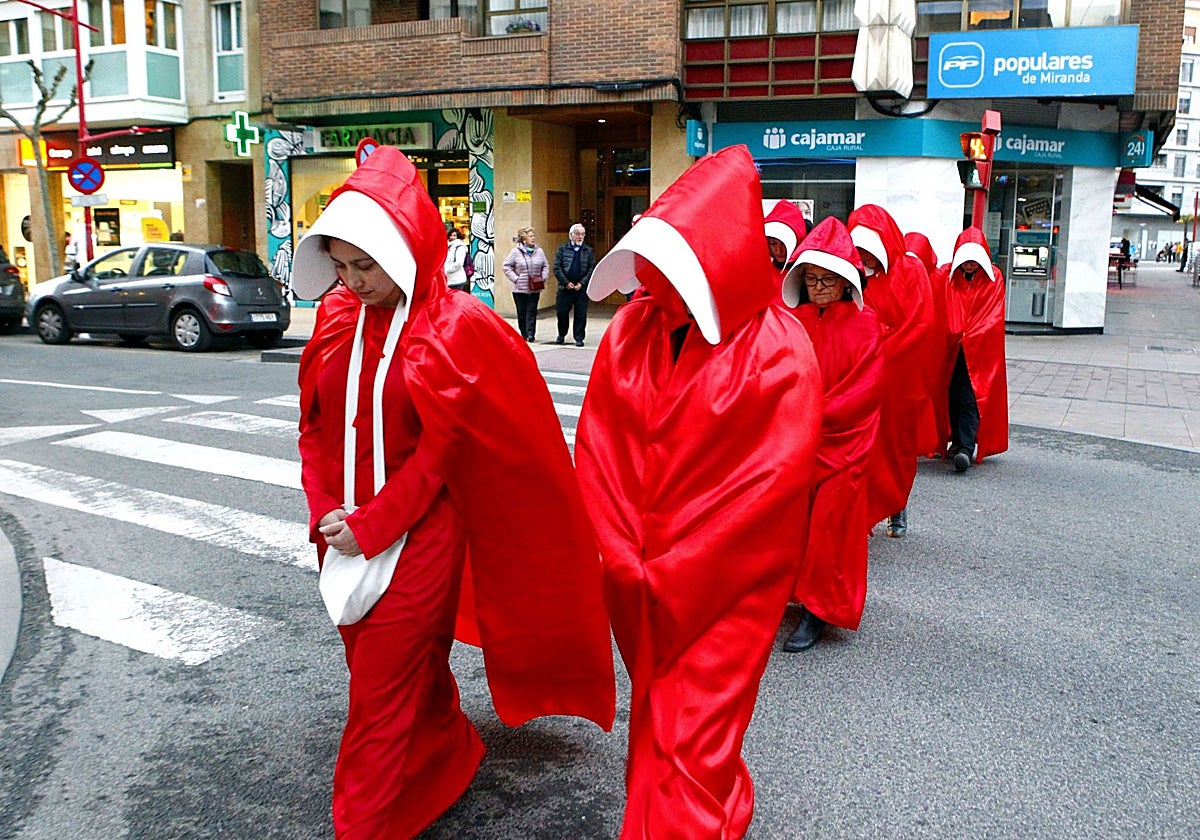 Protesta de mujeres feministas, ataviadas como en 'El cuento de la criada', en Miranda de Ebro.