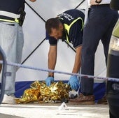 Un policía en la escena del crimen.