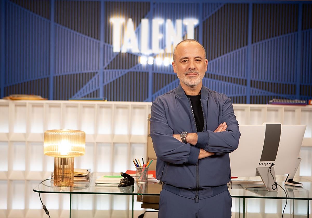 Javier Gutiérrez, en el set de rodaje de 'La agencia'.