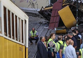 Expertos técnicos evalúan el accidente del funicular Gloria de Lisboa.