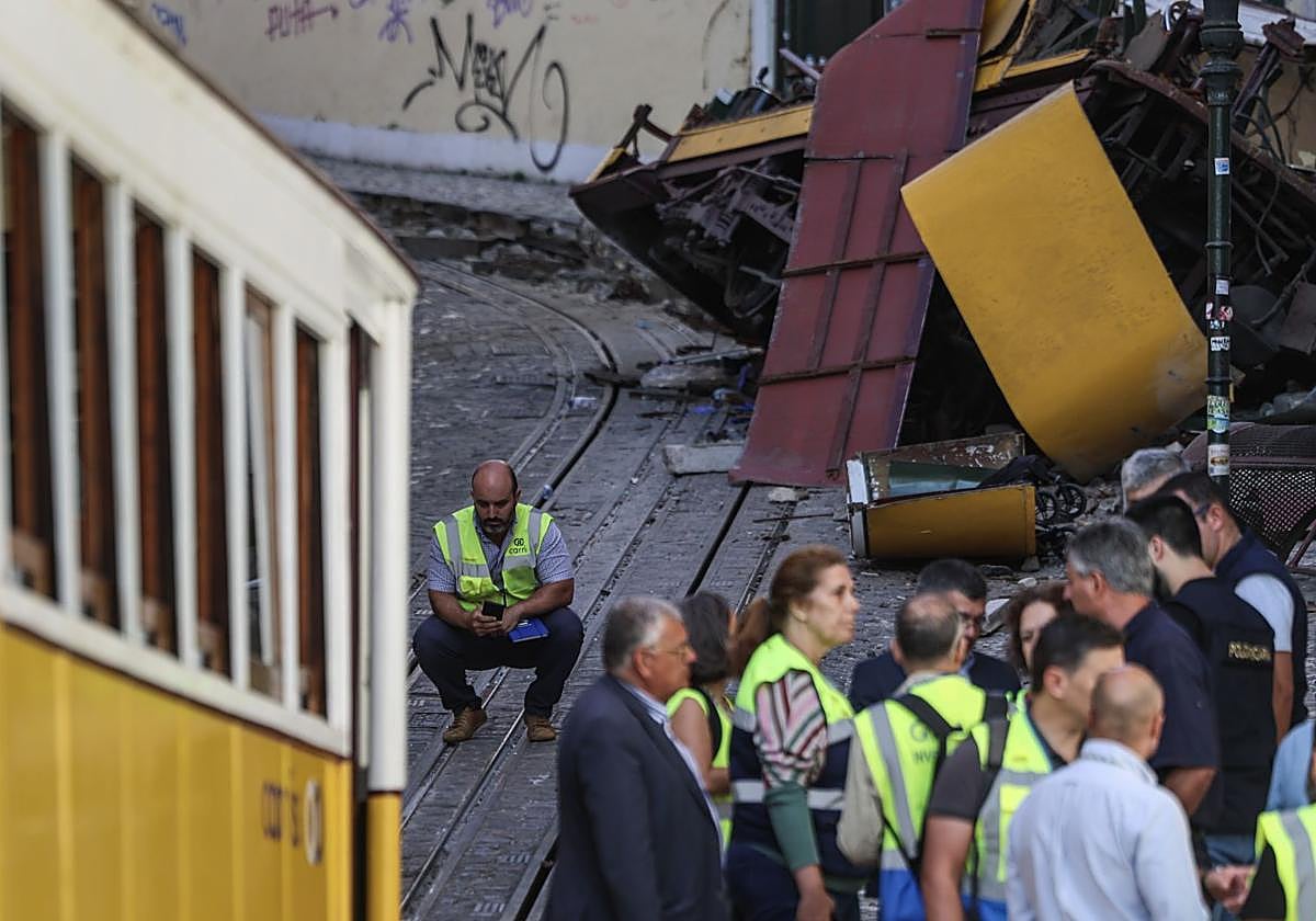 Expertos técnicos evalúan el accidente del funicular Gloria de Lisboa.