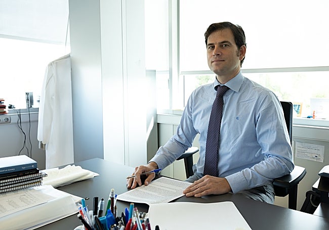 El cardiólogo madrileño, en su despacho.