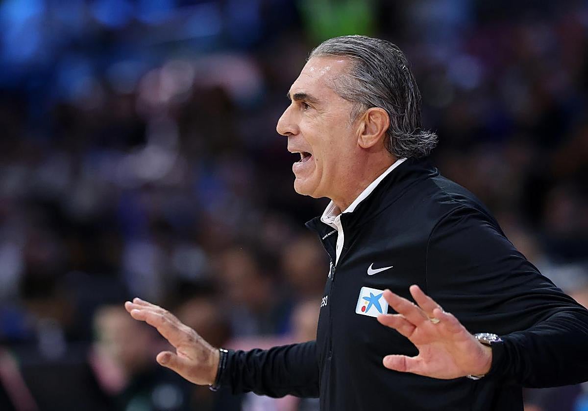 Sergio Scariolo pide calma en un momento del partido del Eurobasket entre España y Grecia.