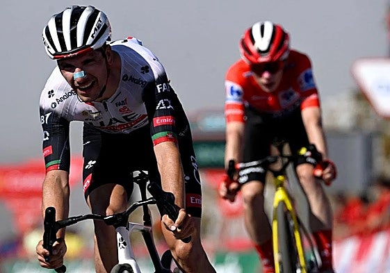 Joao Almeida, durante la subida al Angliru