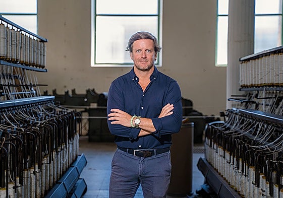 Rafael Tarradas Bultó ante los telares originales de la Colonia Vidal, en Puig-reig, cerca de Manresa.