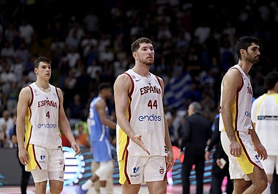 Los jugadores españoles, tras perder contra Grecia.